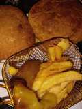 همبرغر باللحم المفروم والجبن شيدار مع بطاطس 🍟