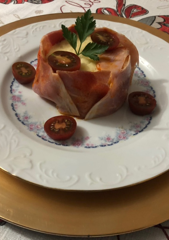 Una foto de Timbal de puré de patata con lacón y tomate Cherry