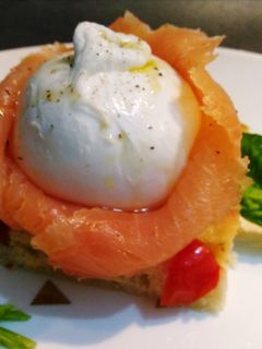 Foto di Focaccia di patate con salmone affumicato e burratina