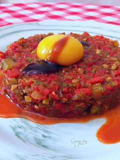 Una foto de Tartar de piquillos y encurtidos