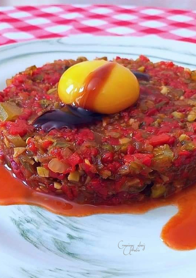 Una foto de Tartar de piquillos y encurtidos