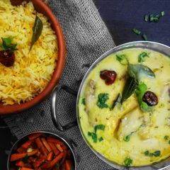 A picture of Chicken curry with kichri.