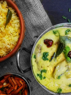 A picture of Chicken curry with kichri.