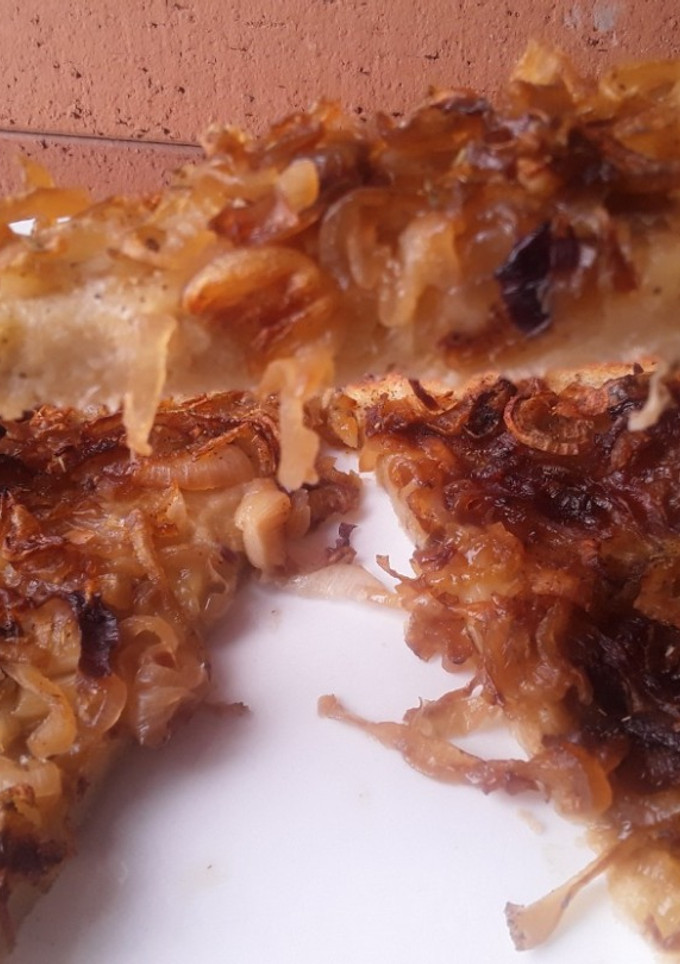 Una foto de Tarta de cebollas🌰 caramelizadas🍯 y queso🧀 crema!!!