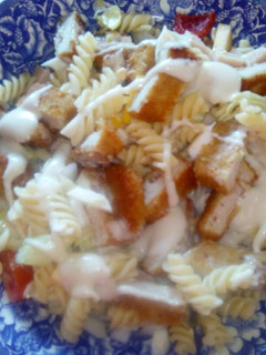 Una foto de Ensalada de pasta, con salsa césar