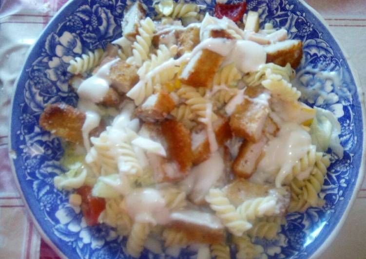 Ensalada de pasta, con salsa césar