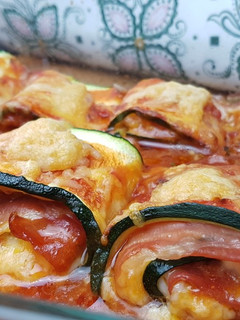Una foto de ROLLITOS DE Calabacín, Jamón SERRANO Y QUESO