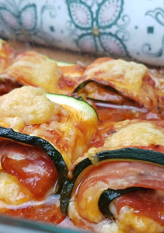 Una foto de ROLLITOS DE Calabacín, Jamón SERRANO Y QUESO
