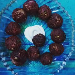 A picture of Beet balls.
