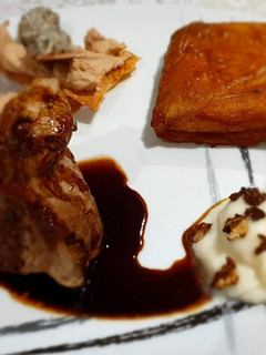 Una foto de Solomillo al papillote, puré de coliflor, y patata rellena