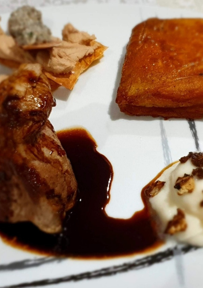 Una foto de Solomillo al papillote, puré de coliflor, y patata rellena