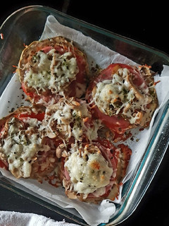 Una foto de Mini pizzas de berenjena