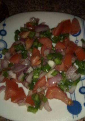 Une photo de Salade tomate, poivron et onion