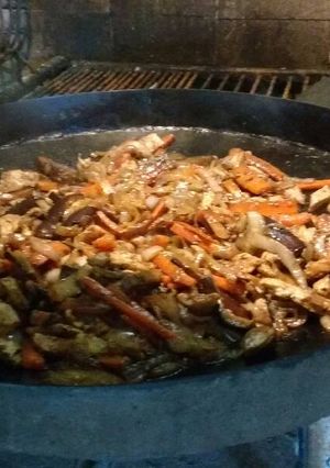 Una foto de Wok de carne y vegetales
