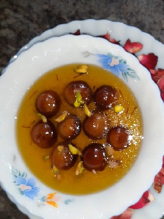 ब्रेड गुलाब जामुन (Bread gulab jamun recipe in Hindi) रेसिपी मुख्य फोटो
