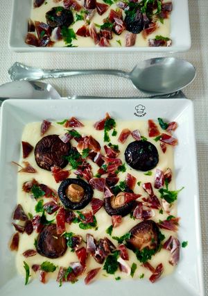 Una foto de Crema de patata al romero con shiitake y jamón