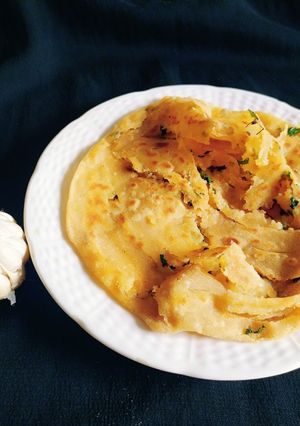 બટર ગાર્લિક પરોઠા (butter garlic parotha recipe in gujarati) રેસીપી મુખ્ય ફોટો