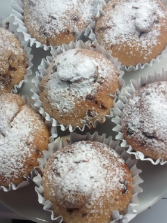 Una foto de Mini budines de vainilla con pasas al Marsala y chip de chocolat