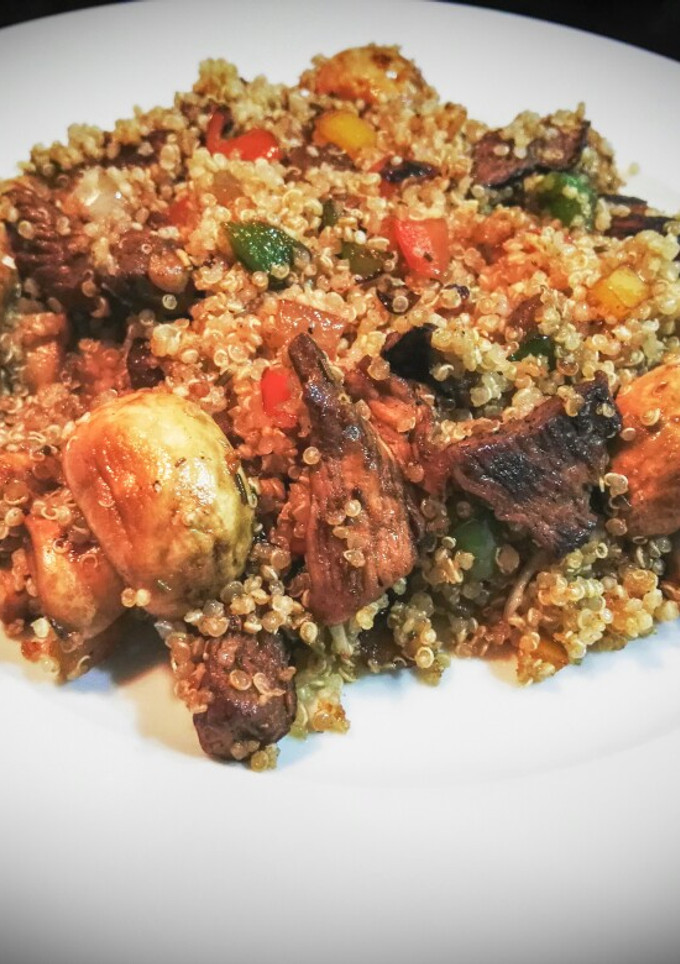 Una foto de Quinoa con pollo y verduras maceradas en salsa de soja