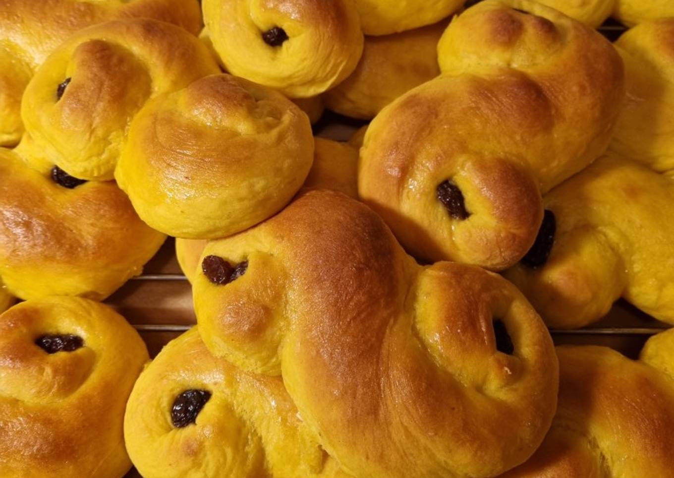 Saffron buns