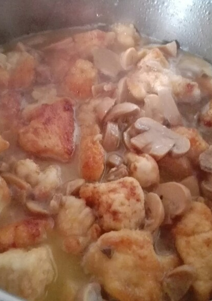 Una foto de Pollo con champiñones