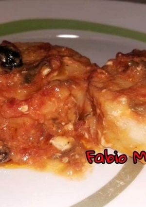 Foto di Medaglione di merluzzo con pomodorini, olive nere e capperi