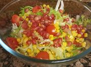 Una foto de ensalada de granada y maíz