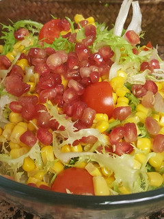 Una foto de Ensalada de escarola, granada, maíz y tomates cherry 