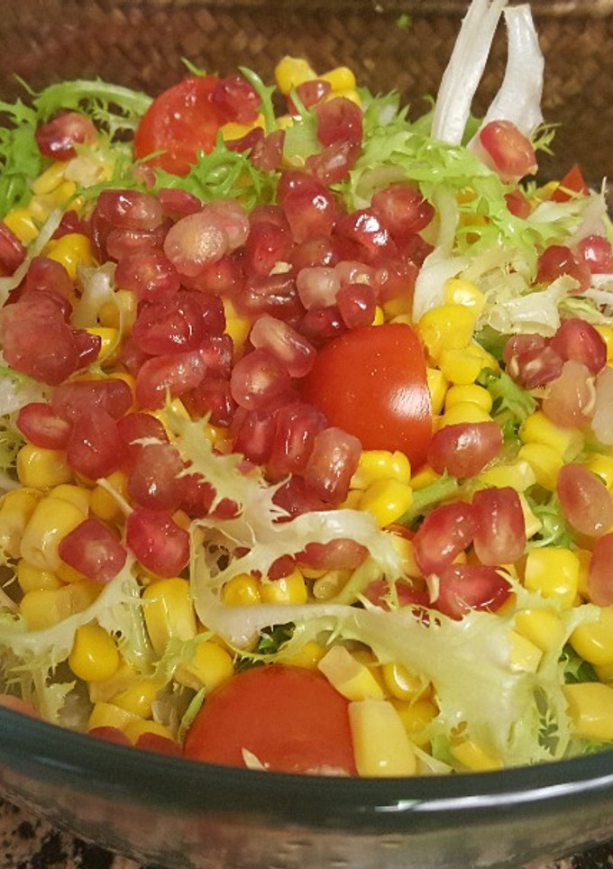 Una foto de Ensalada de escarola, granada, maíz y tomates cherry 