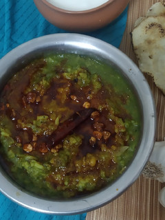 લહસૂની પાલક ખીચડી (Lahsuni Palak Khichdi Recipe In Gujarati) રેસીપી મુખ્ય ફોટો