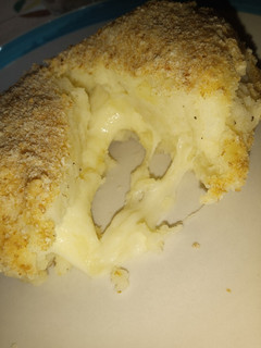 Una foto de Bombas de papa rellena de queso 🥔