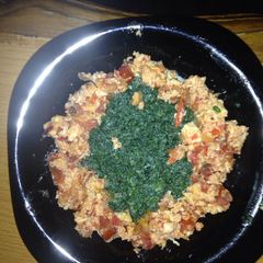 A picture of Scrambled eggs with pumpkin leaves.
