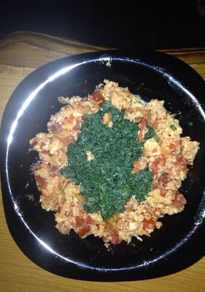 A picture of Scrambled eggs with pumpkin leaves.