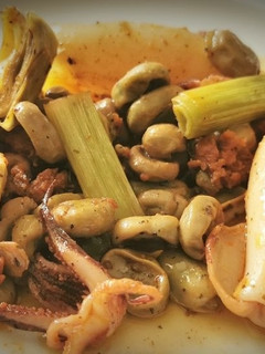 Una foto de Chipirones con verduras de invierno