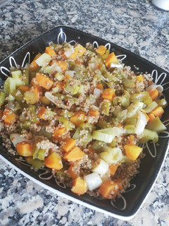 Una foto de Quinoa con verduras al vapor