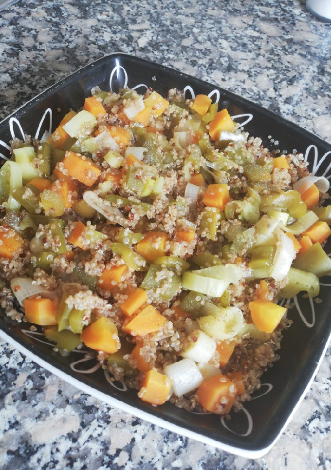 Una foto de Quinoa con verduras al vapor