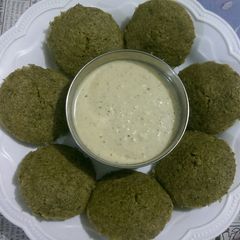 A picture of Spinach idli.