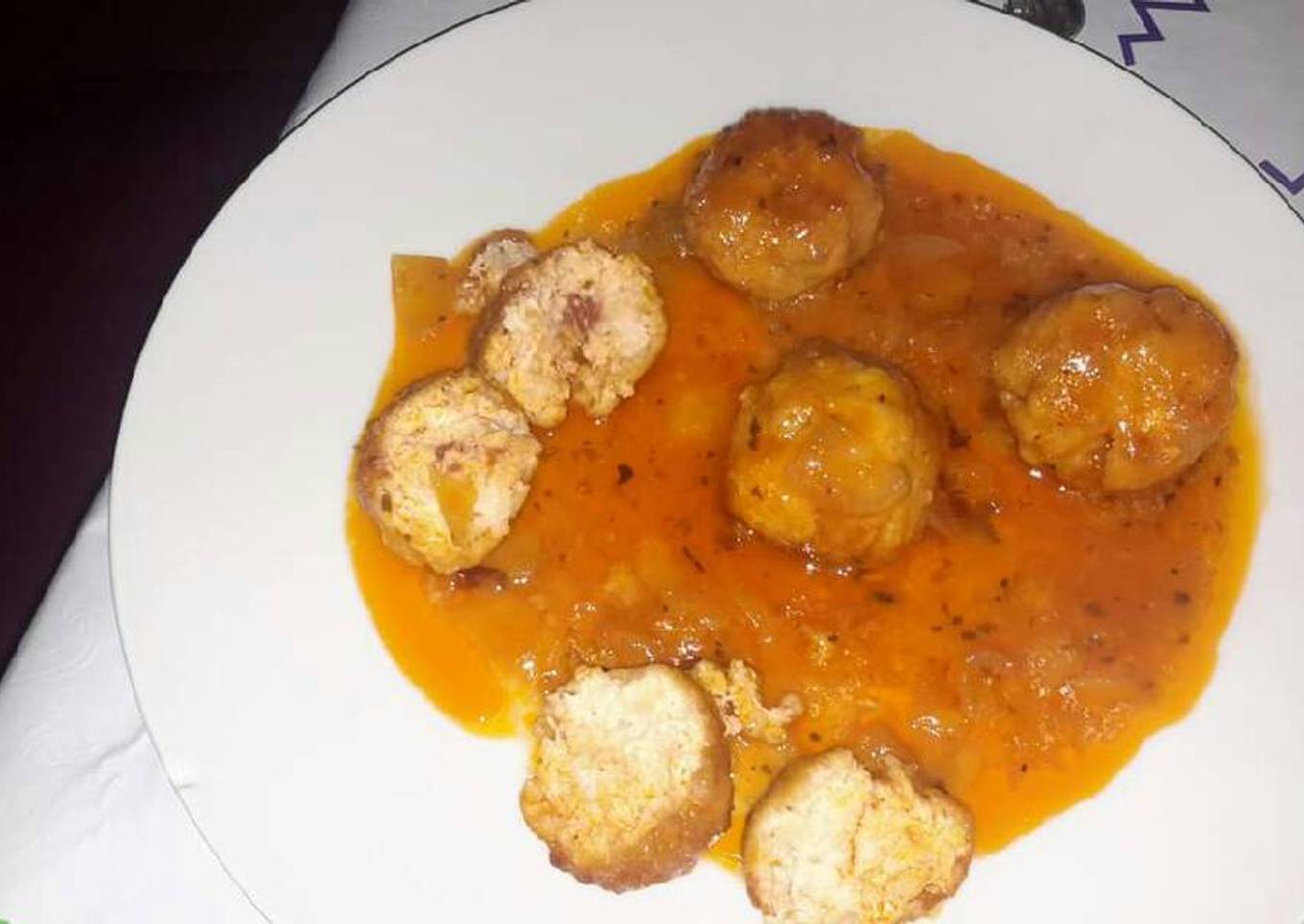 Albóndigas  de pollo y beicon en salsa de tomate