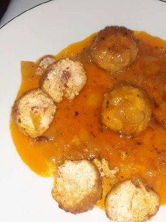 Una foto de Albóndigas de pollo y beicon en salsa de tomate
