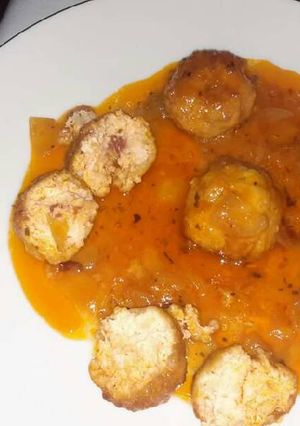 Foto principal de Albóndigas de pollo y beicon en salsa de tomate