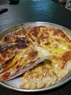 Una foto de Tarta de jamón, huevo duro, tomate y queso.