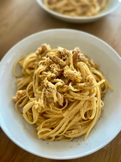 Una foto de Tallarines carbonara auténtica con pollo asado