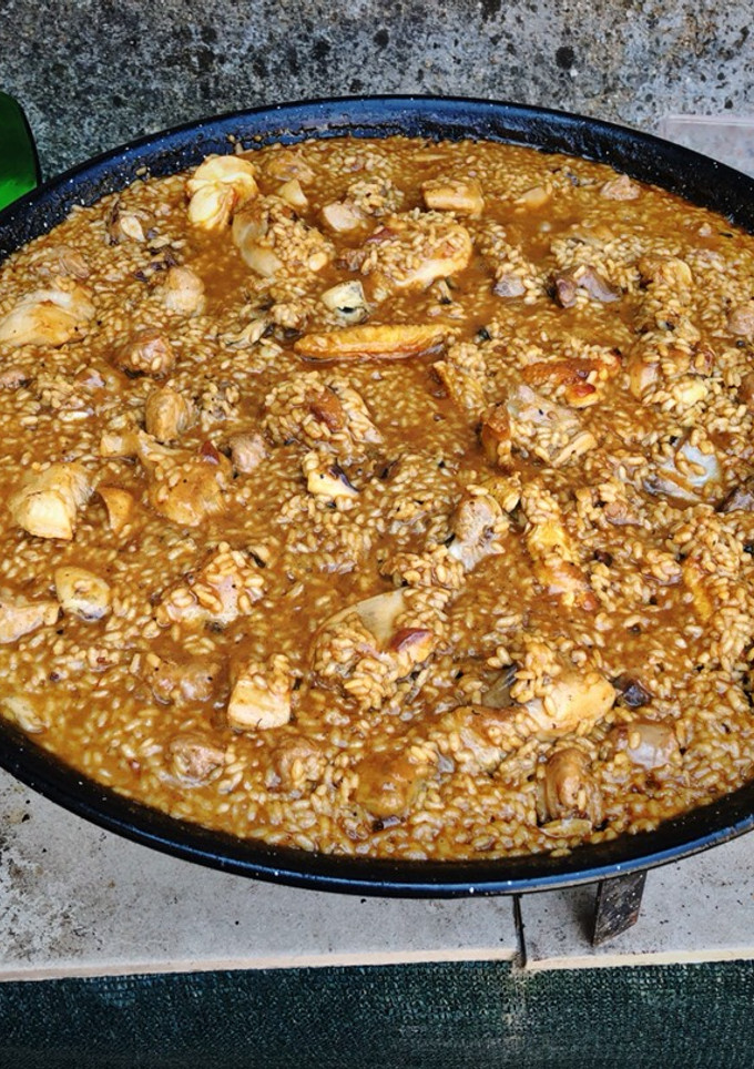 Una foto de Paella de carne