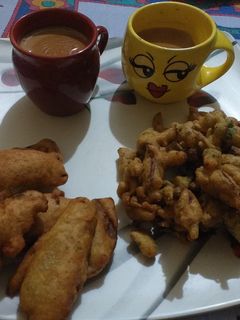 बैंगन और प्याज़ के पकौड़े (baingan aur pyaz ke pakode recipe in Hindi) रेसिपी मुख्य फोटो