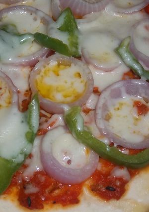 A picture of Onion n Capsicum Pizza.