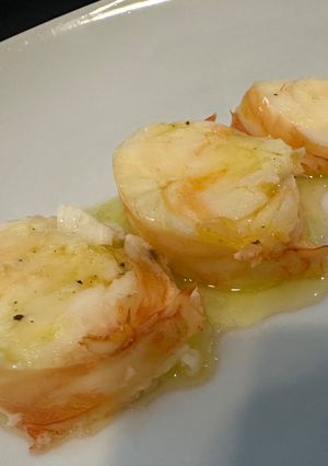 Una foto de Langosta con salsa de mantequilla y limón