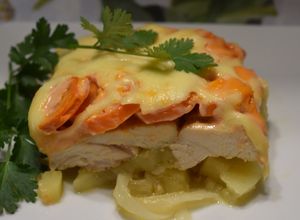 Zdjęcie przepisu Zapiekany filet kurczaka z młodymi warzywami.