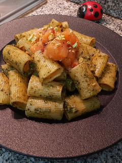 Una foto de Pasta con pesto y salmón
