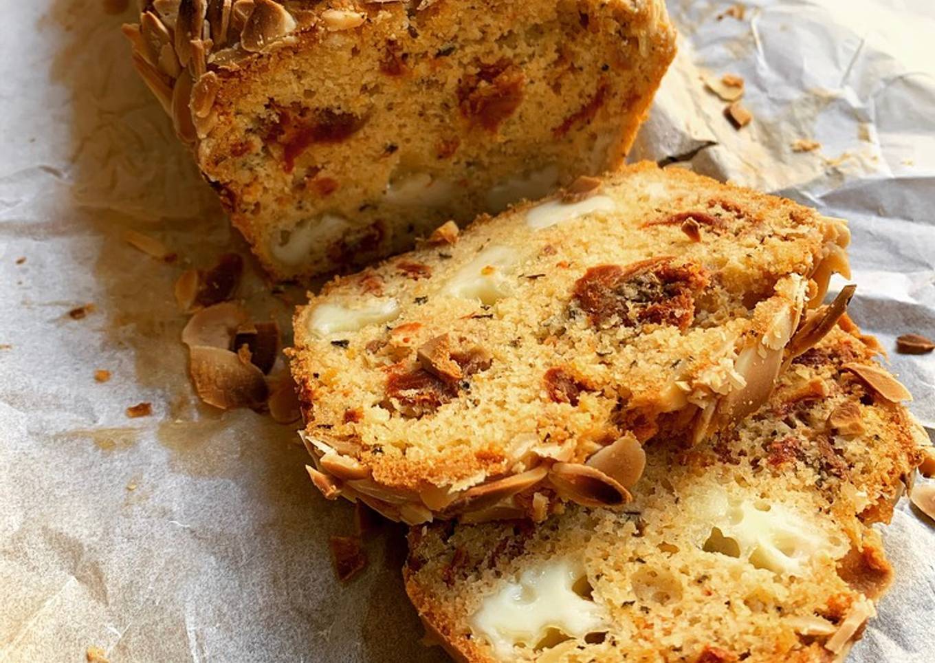 ☆Cake aux Amandes, Pépites d’Emmental et Tomates Séchées☆