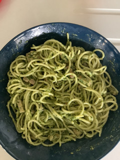 Una foto de Espaguetis al Pesto con chicha